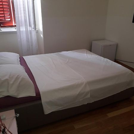 Apartamento Studio On Main Pedestrian Street Pula Exterior foto